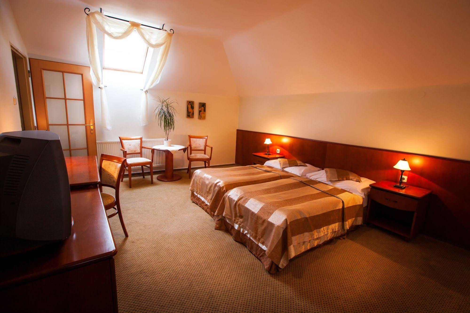 Park Hotel Tartuf Beladice ภายนอก รูปภาพ