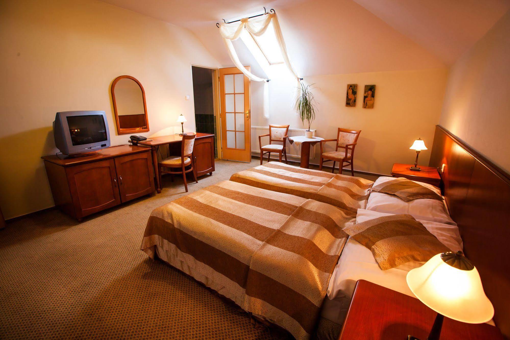 Park Hotel Tartuf Beladice ภายนอก รูปภาพ